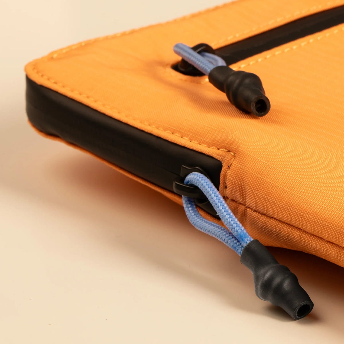 Native Union Ultralight Sleeve Etui ochronne do Macbook Pro 14 - Morelowe