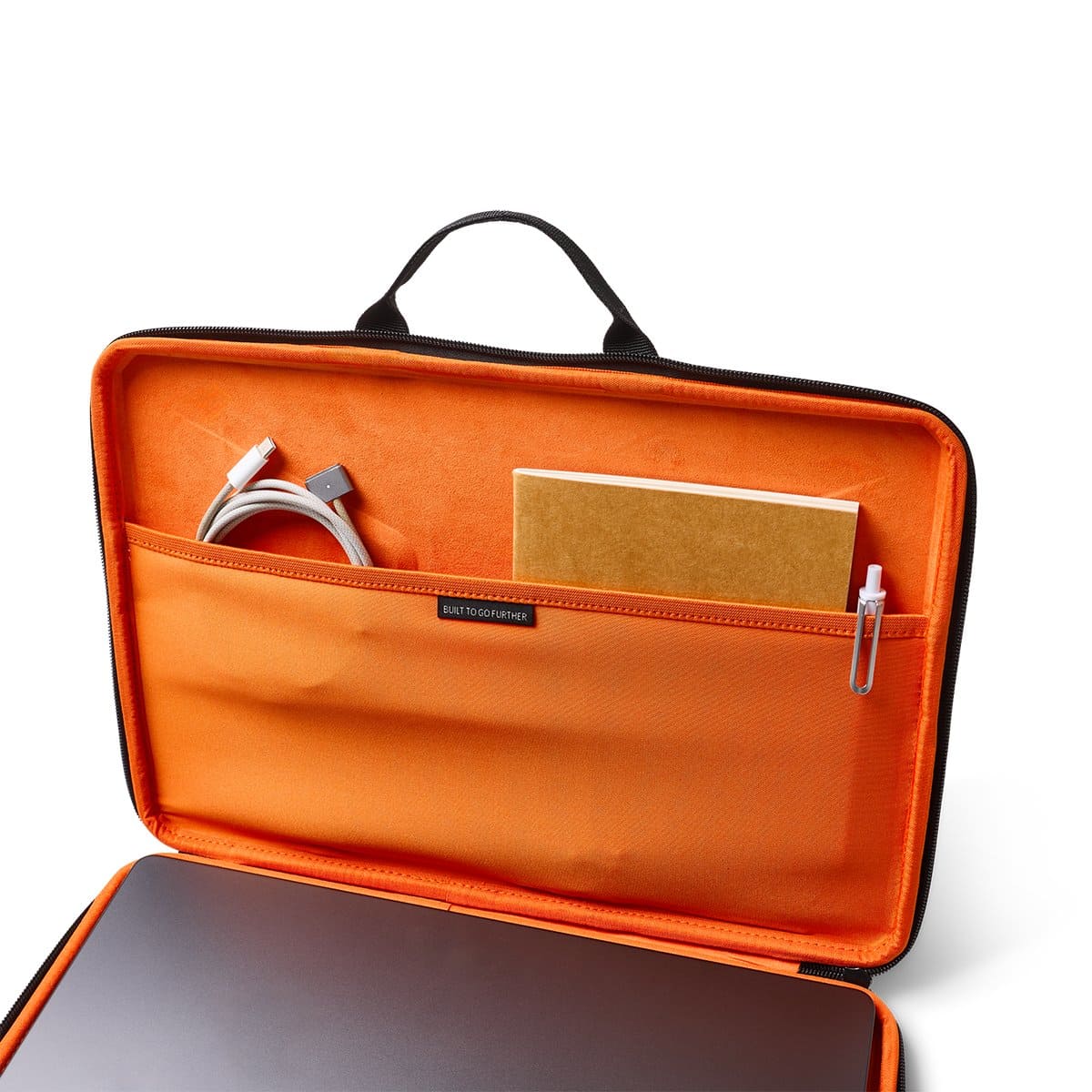 UAG Civilian Shock Sleeve Etui ochronne z uchwytem do MacBook Air 15 / MacBook Pro 16 - Czarne