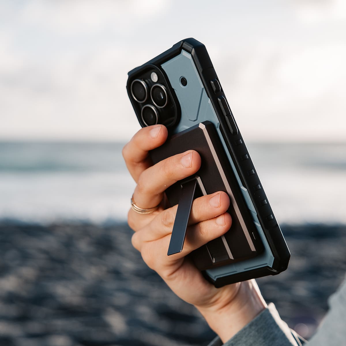 UAG Ultra Slim 5K Powerbank magnetyczny 5000 mAh z podstawką kompatybilny z MagSafe - Tytanowy UAG Ultra Slim 5K Powerbank magnetyczny 5000 mAh z podstawką kompatybilny z MagSafe - Tytanowy