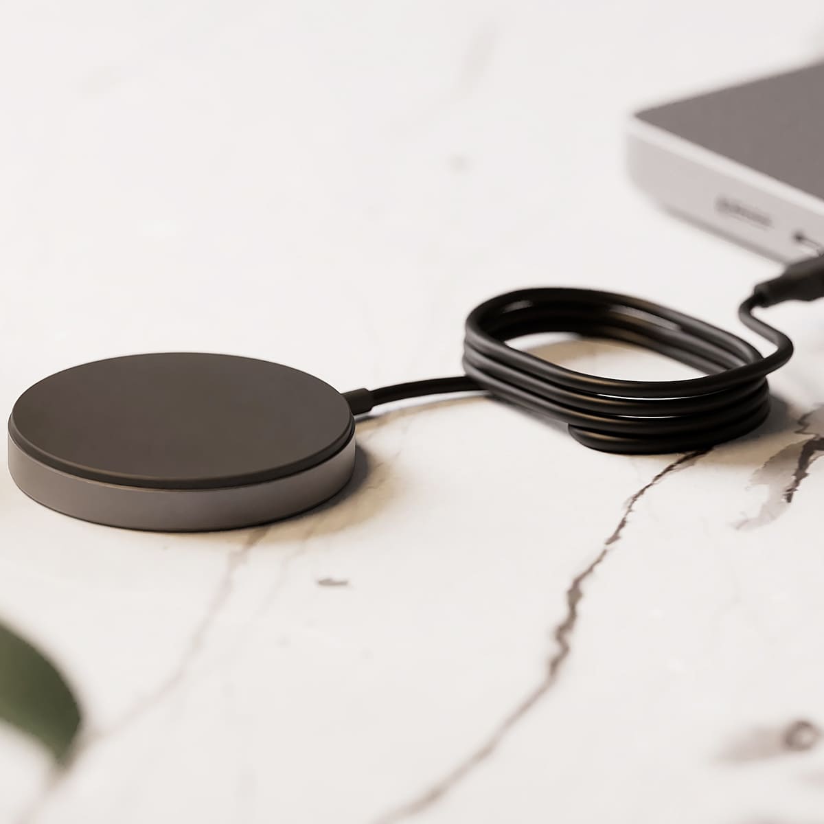 ZENS Aluminium Pro 1 Ładowarka bezprzewodowa 15W kompatybilna z MagSafe - Czarna ZENS Aluminium Pro 1 Ładowarka bezprzewodowa 15W kompatybilna z MagSafe - Czarna