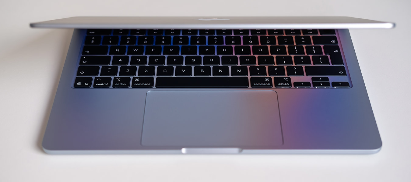 Jaki MacBook do pracy biurowej? Rekomendowane modele na 2026 rok