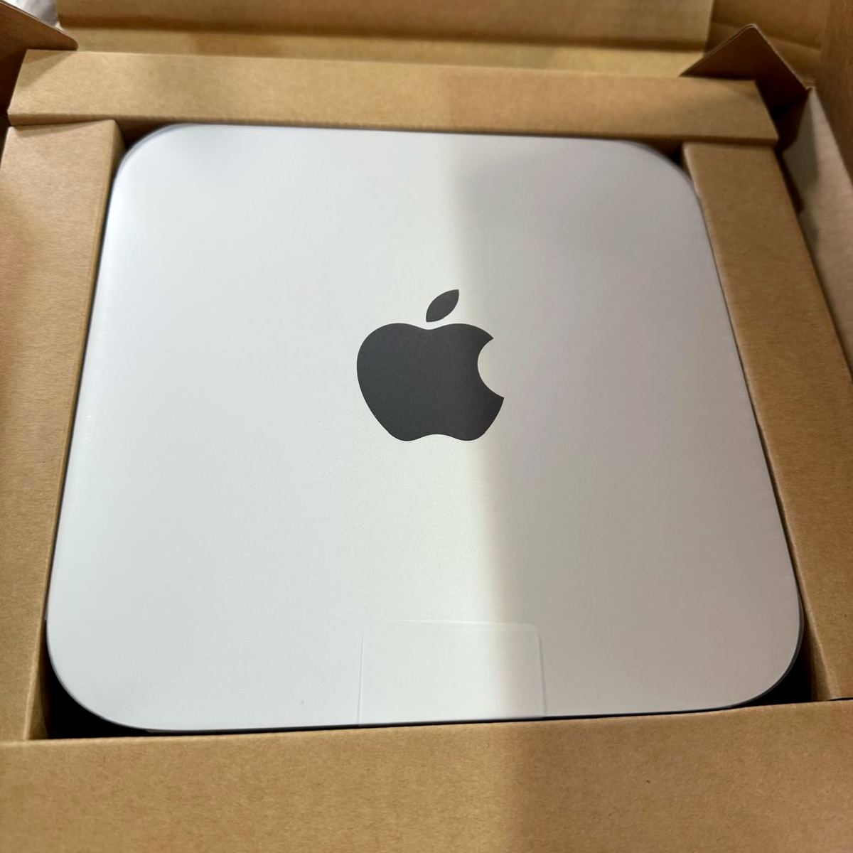 Apple Mac mini M2 8-core CPU + 10-core GPU / 8GB / 256GB SSD - Srebrny (Silver) - opakowanie zastępcze Apple Mac mini M2 8-core CPU + 10-core GPU / 8GB / 256GB SSD - Srebrny (Silver) - opakowanie zastępcze