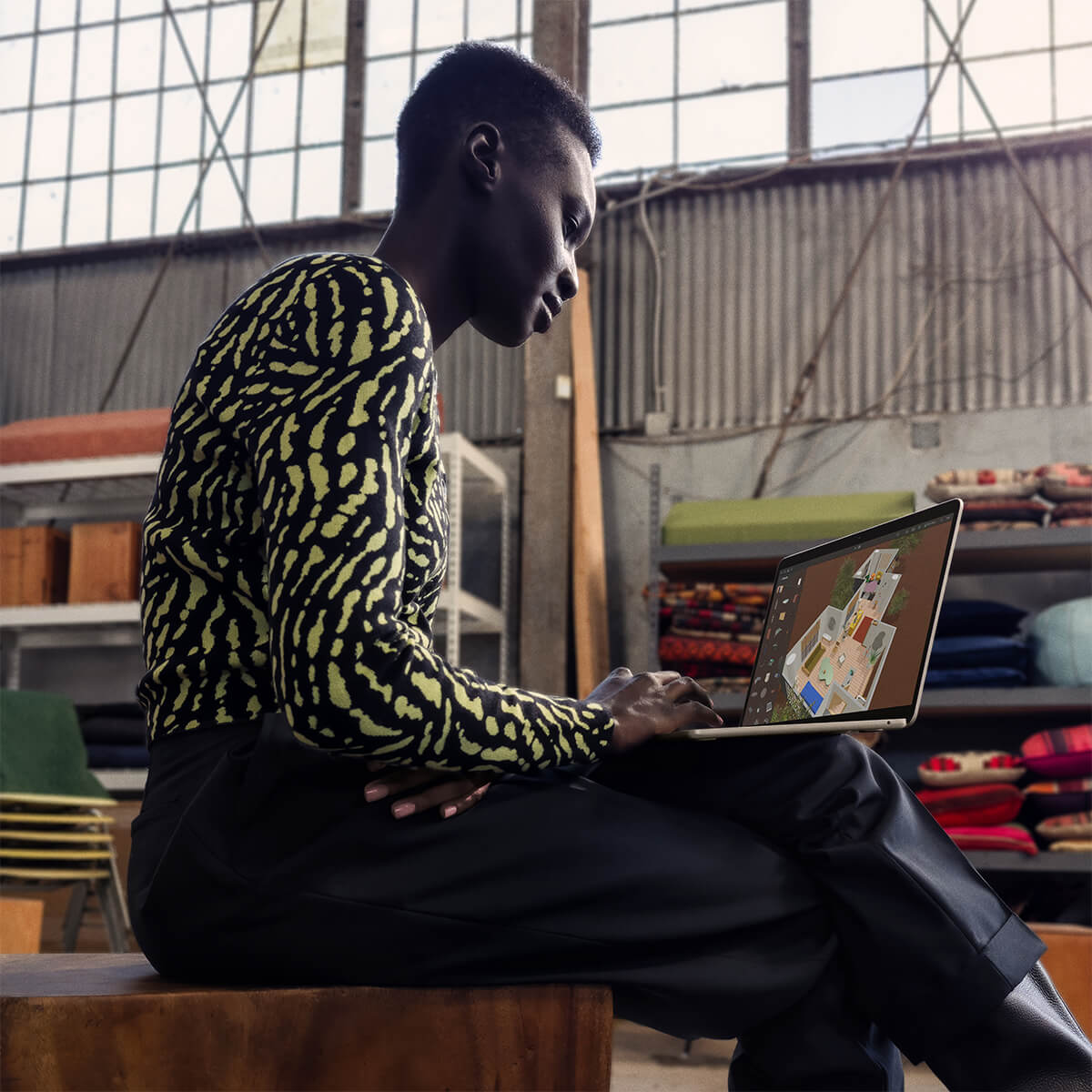 MacBook Air 15 cali M2 Księżycowa Poświata - lifestyle MacBook Air 15 cali M2 Księżycowa Poświata - lifestyle