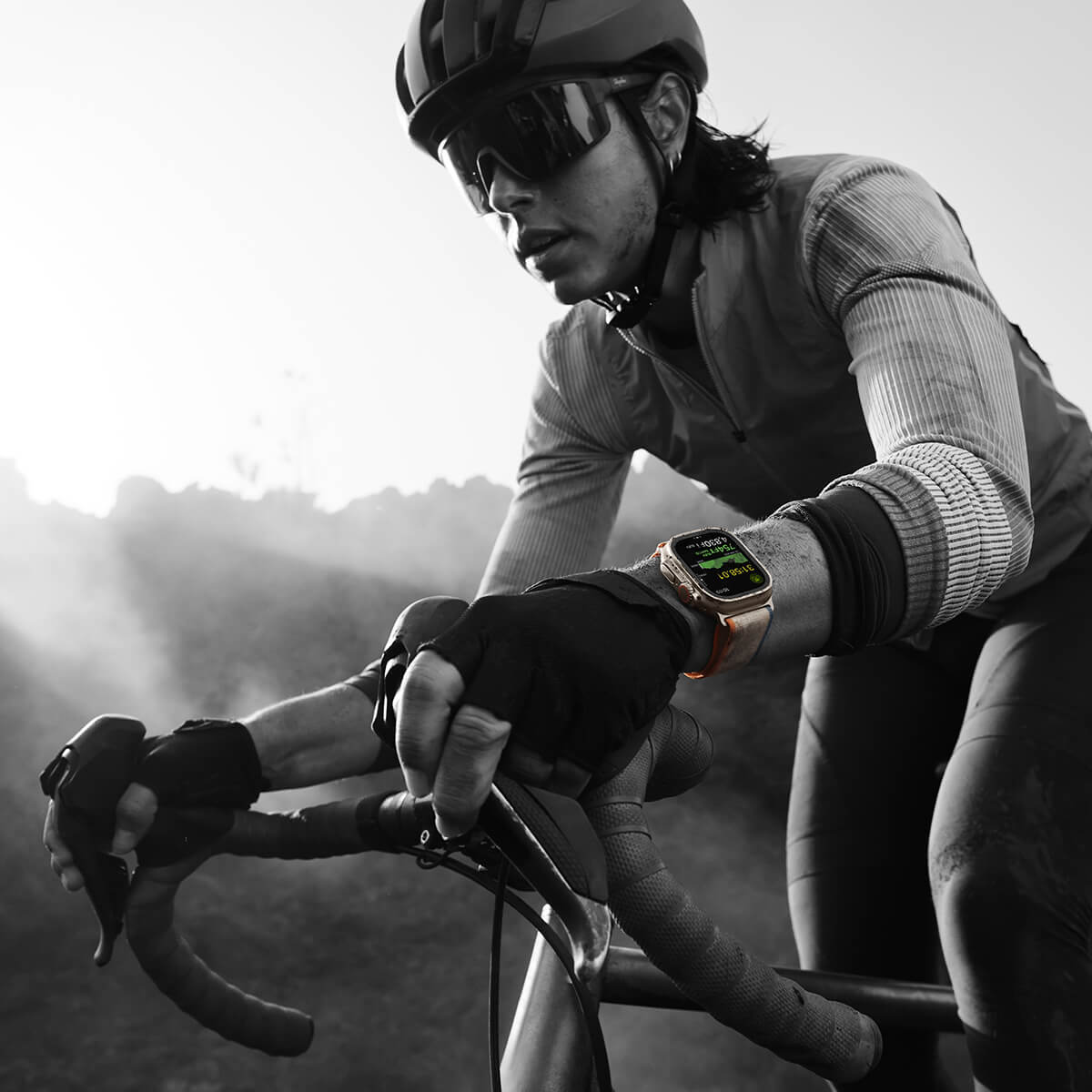 Apple Watch Ultra 2 GPS + Cellular Koperta 49mm z tytanu z Paskiem Ocean w pomarańczowym - lifestyle Apple Watch Ultra 2 GPS + Cellular Koperta 49mm z tytanu z Paskiem Ocean w pomarańczowym - lifestyle