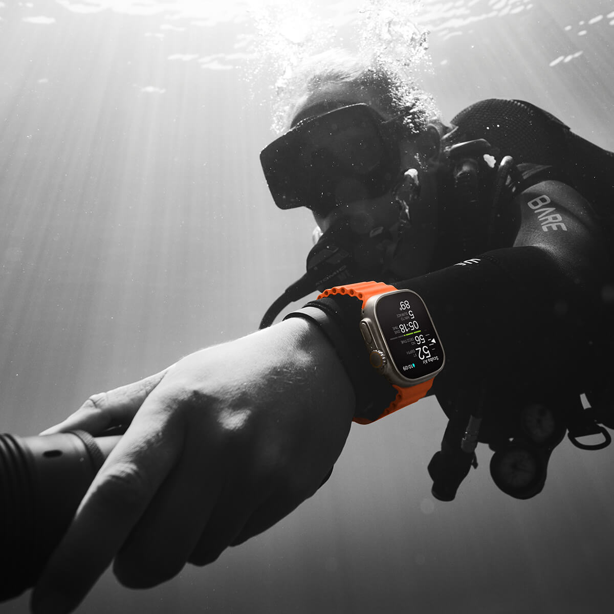 Apple Watch Ultra 2 GPS + Cellular Koperta 49mm z tytanu z Paskiem Ocean w pomarańczowym - lifestyle Apple Watch Ultra 2 GPS + Cellular Koperta 49mm z tytanu z Paskiem Ocean w pomarańczowym - lifestyle
